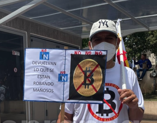 薩爾瓦多獨立日｜比特幣法抗議者上街頭，高喊：「我們不要比特幣！」