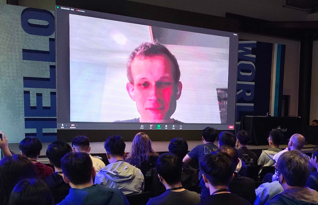 ETHTaipei｜Vitalik用中文說「麥克風測試」，暢談L2的標準化需求