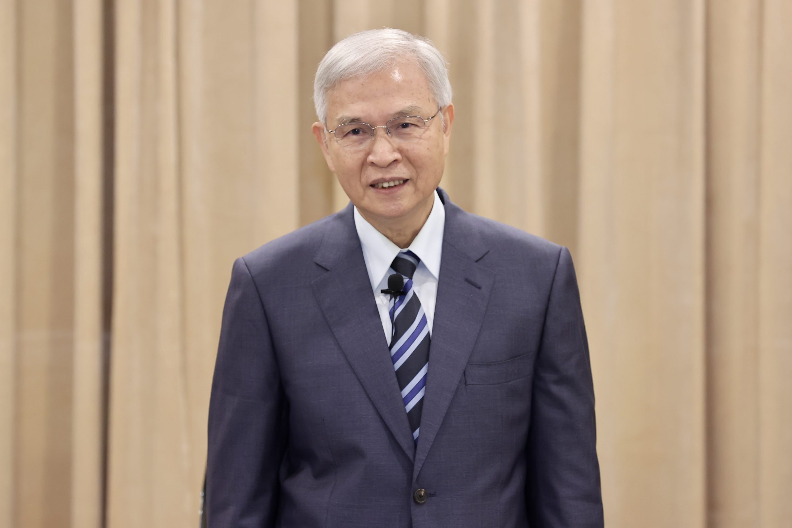 央行升息半碼，楊金龍簡報提比特幣：它就像雲霄飛車，要繫緊安全帶