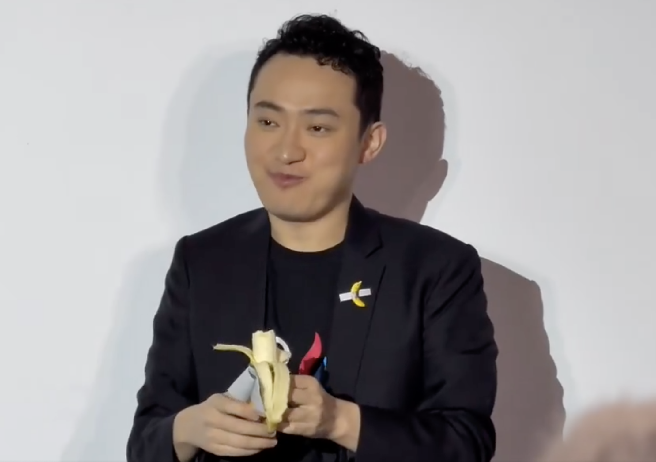 孫宇晨吃下 620 萬美元香蕉:稱比別的香蕉好吃,宣布免費發送全球 10 萬根香蕉 孫宇晨吃下 620 萬美元香蕉:稱比別的香蕉好吃,宣布免費發送全球 10 萬根香蕉