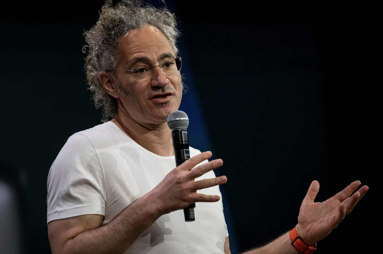 Palantir 執行長 Karp：矽谷科技人才須即刻參與美國國防，AI 與無人機主導未來戰場