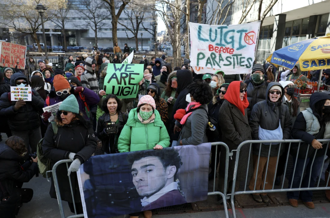 聯合健保CEO 謀殺案進展：Luigi Mangione 紐約聽證會吸引大批支持者聲援| 鏈新聞ABMedia