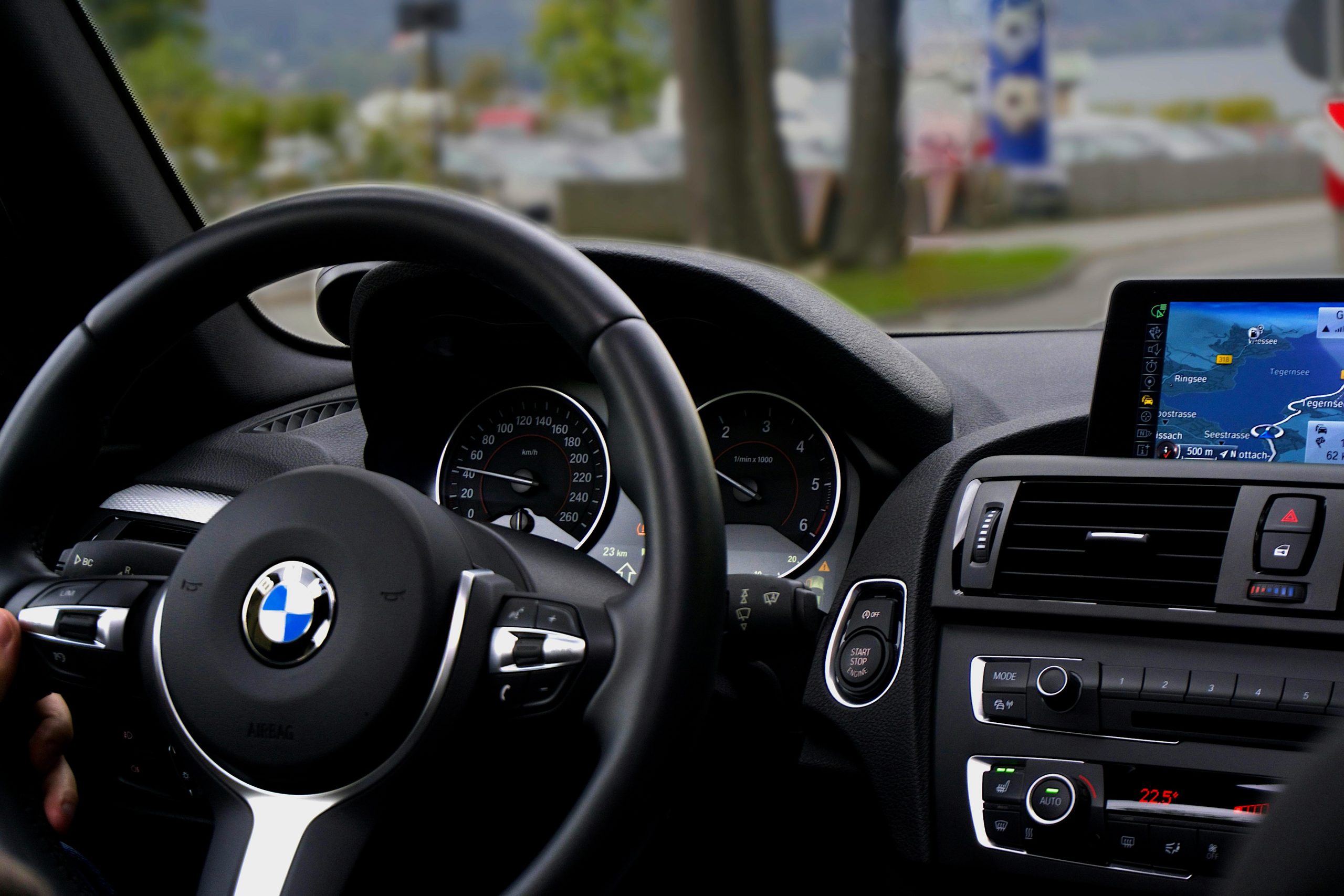BMW 去年淨利暴跌三分之一 至 76.8 億歐元，憂今年被美中歐三方關稅制裁夾殺
