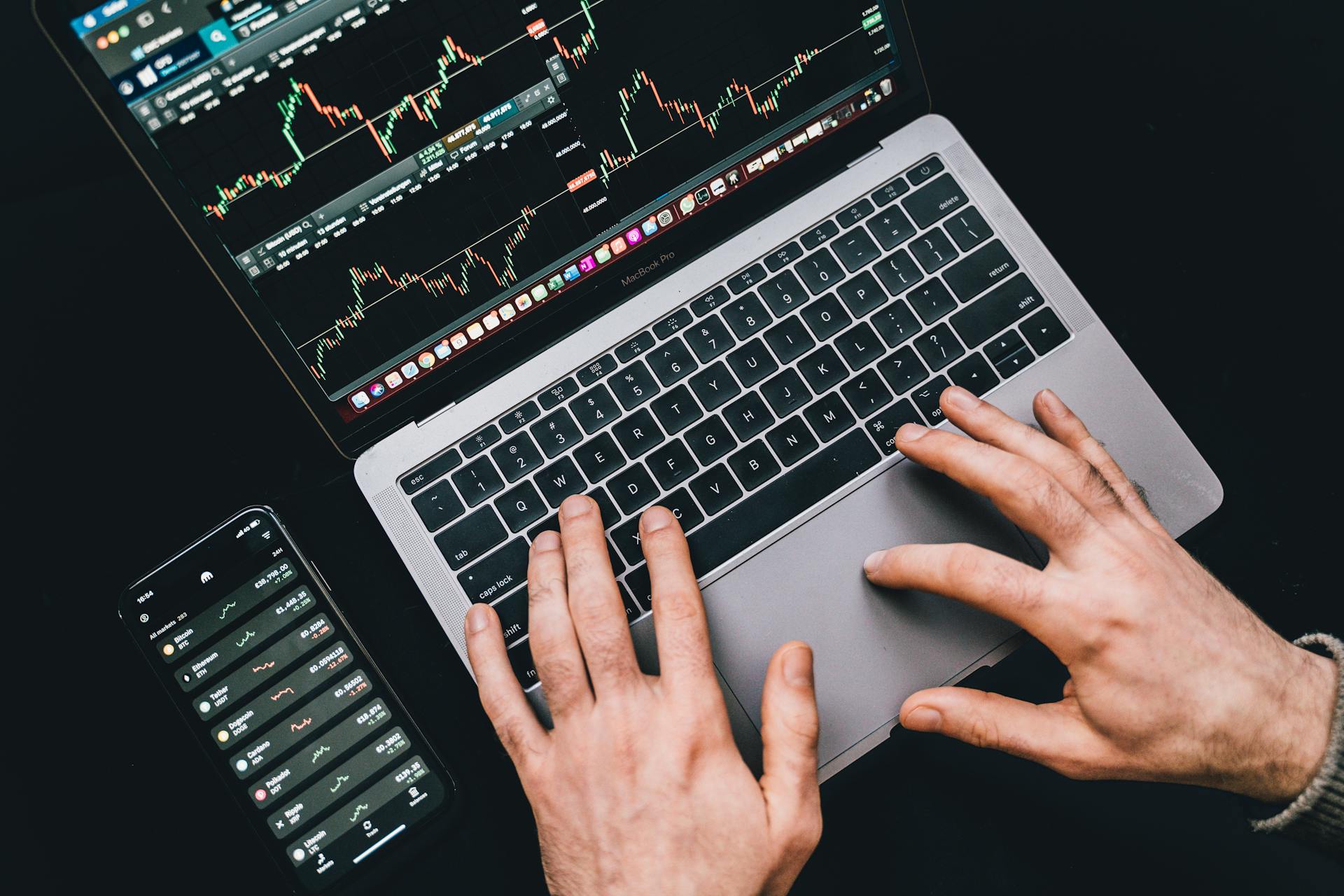Benzinga：華爾街對沖基金公司正在做空美股和 ETF，總槓桿率創下歷史新高