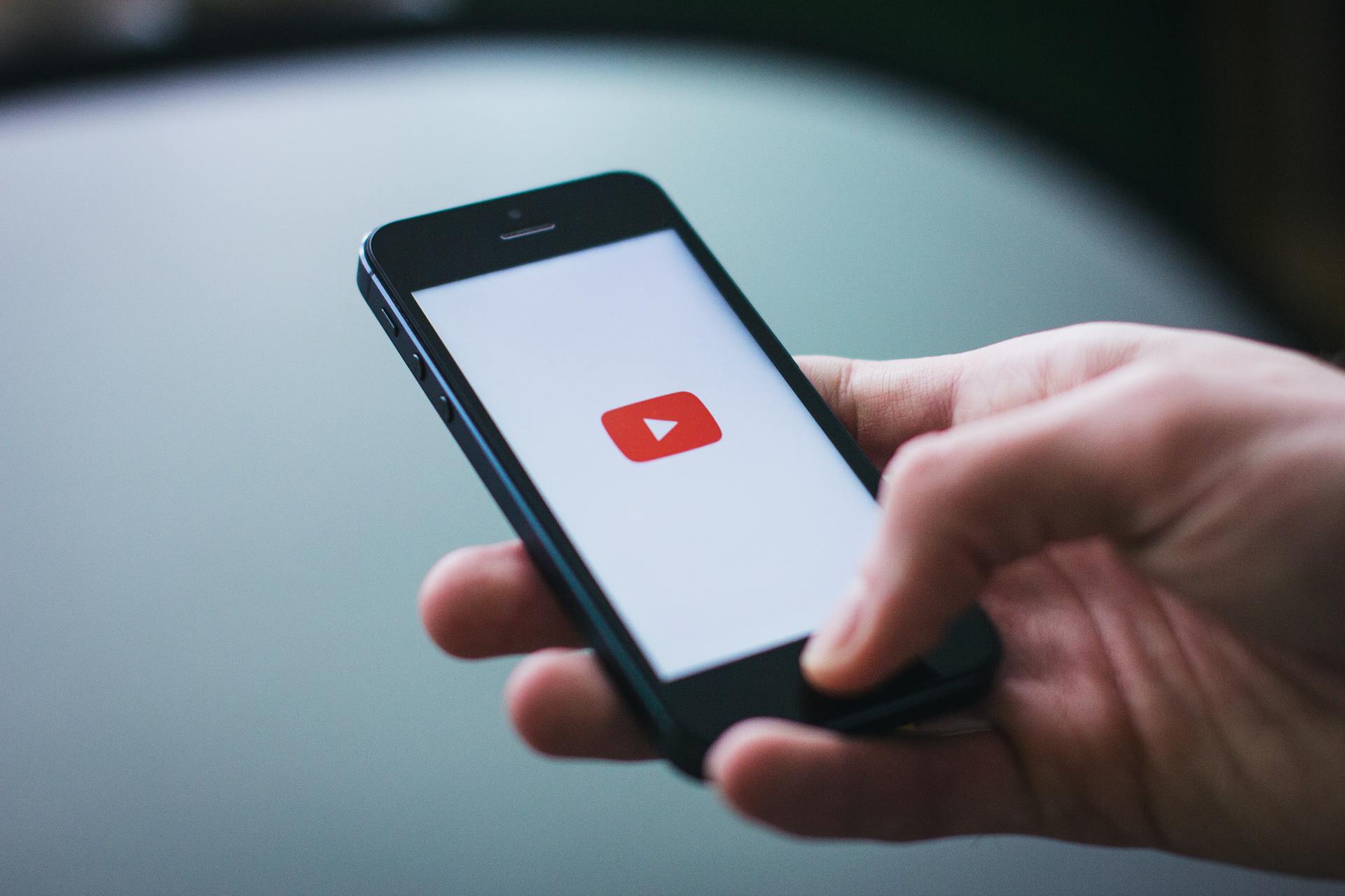 Google 證實使用 YouTube 創作者的影片訓練 Gemini ，引發智慧財產權爭議