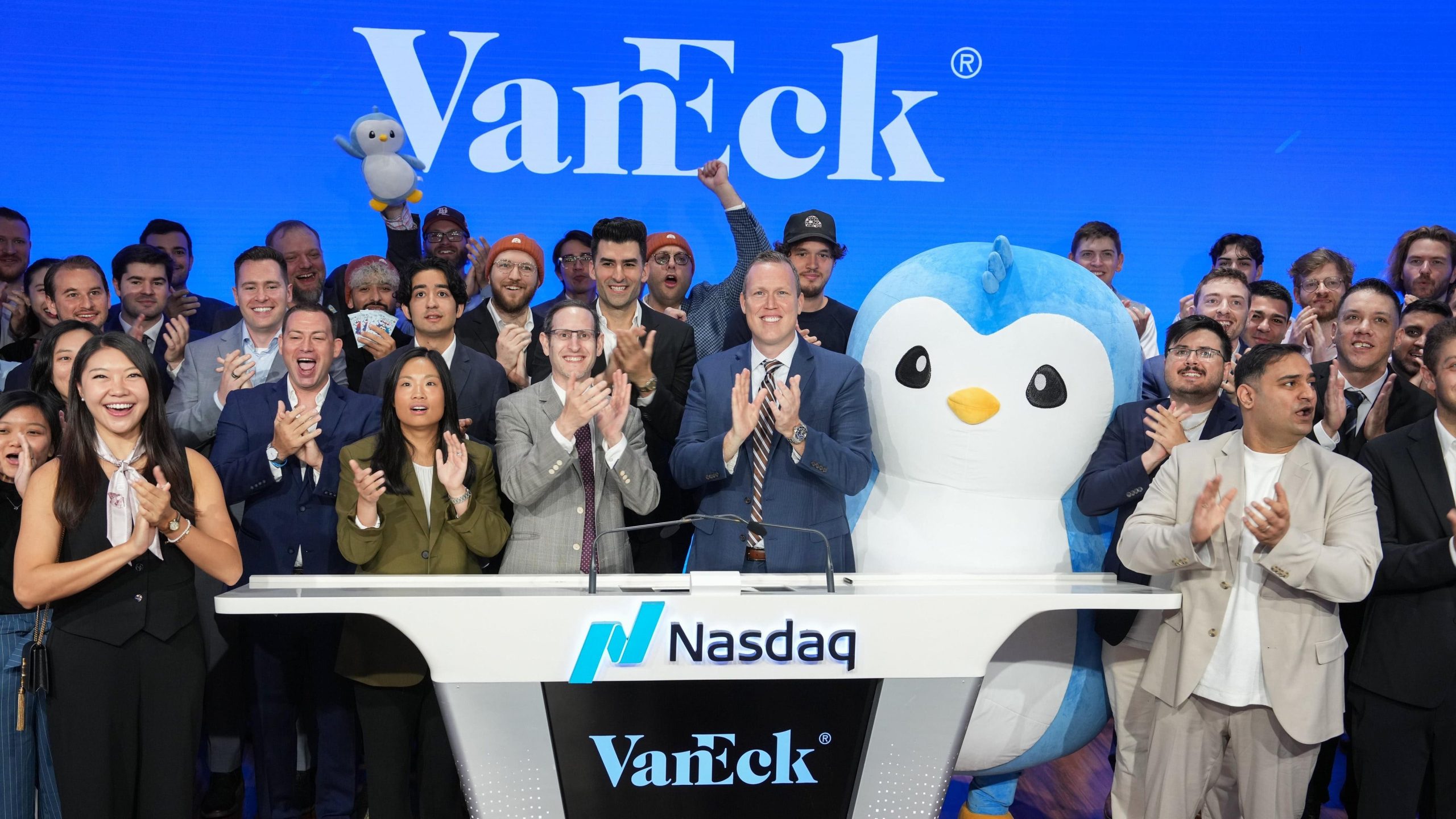 VanEck 攜胖企鵝登納斯達克開市舞台：Web3 原生 IP 首次敲響開市鐘