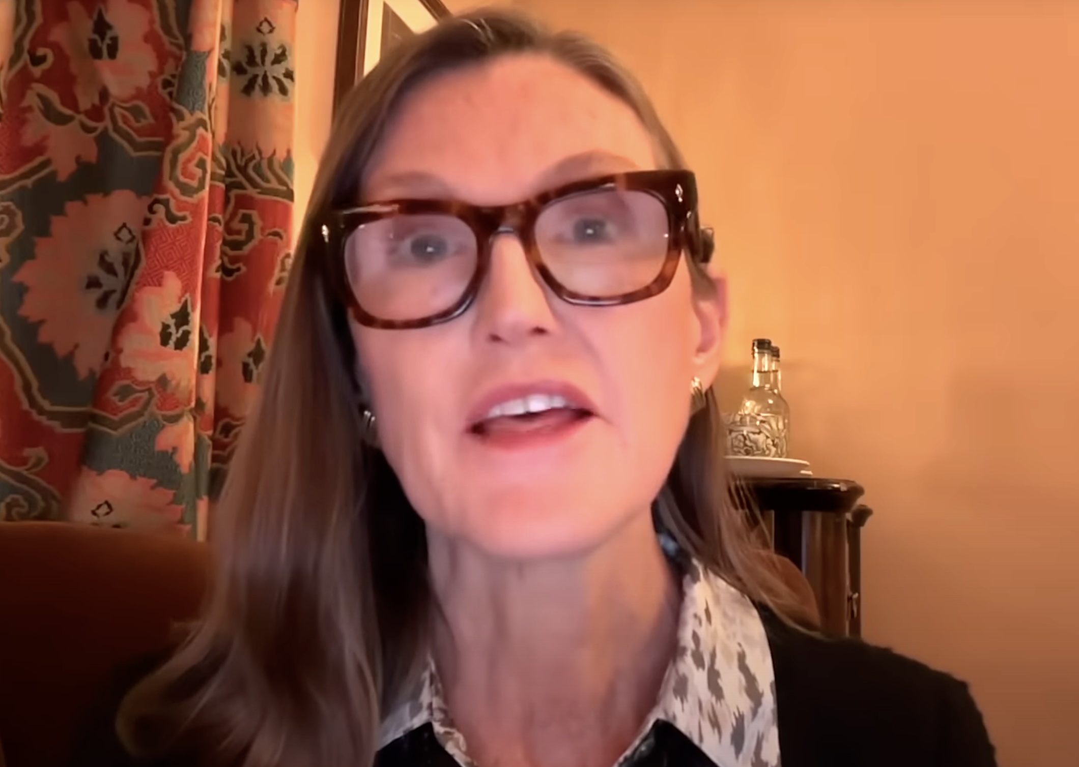 女股神伍德：美政府關門可能反而迎來新繁榮，甚至導致通膨下降