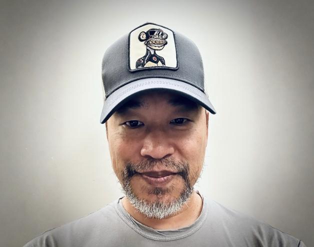 麻吉大哥生日曬自拍慶生，幽默祝福：都能發財、不被清算