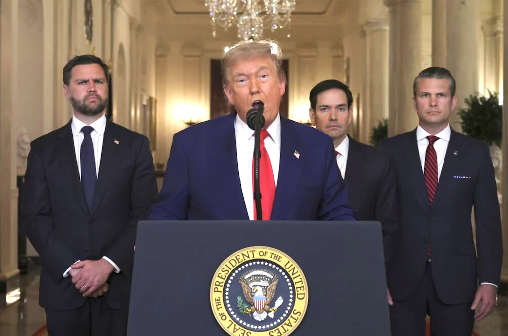 川普將出手干預伊朗局勢？民主黨議員警告：恐導致歷史重演