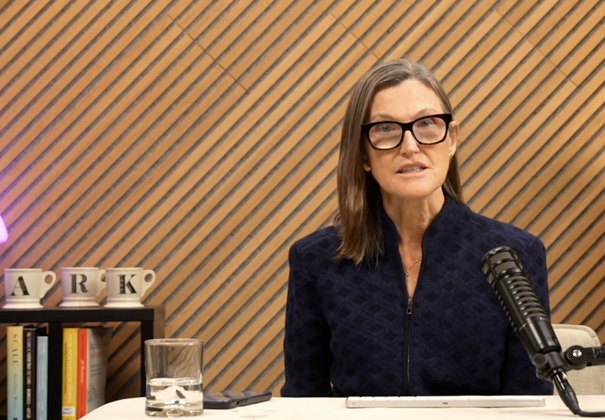 伍德：長輩害怕 AI 泡沫，謠言造成比特幣恐慌