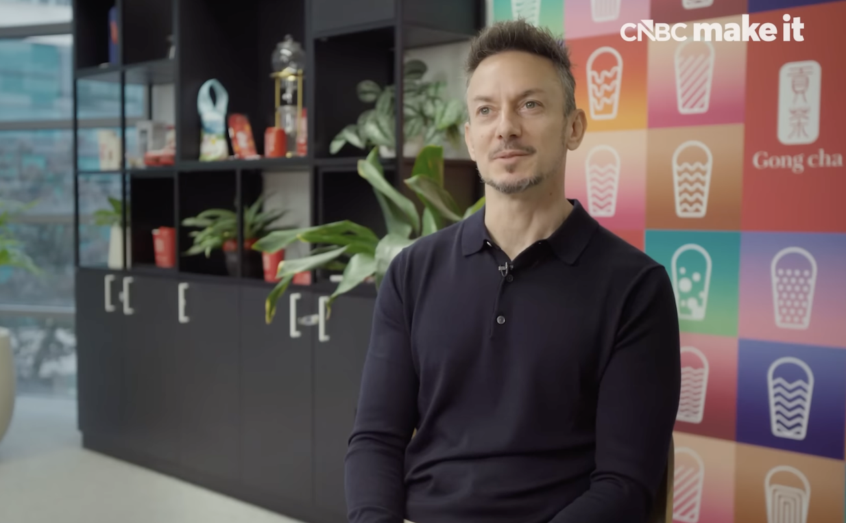 從華爾街出走轉賣珍奶成為大亨，他將台灣的「貢茶」推向全球