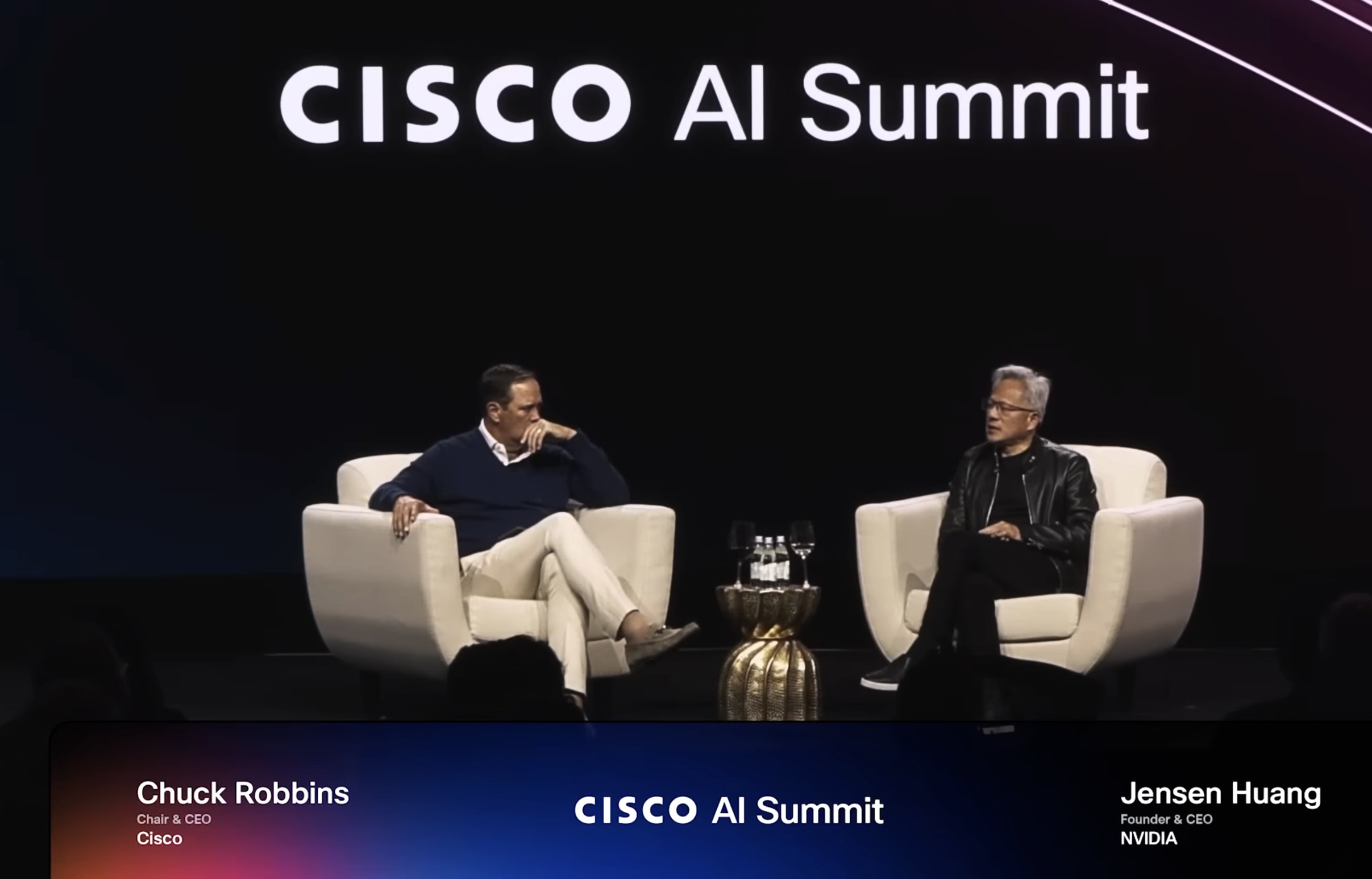 黃仁勳親回應 AI 基礎設施燒錢疑慮，輝達股價大漲近 8%