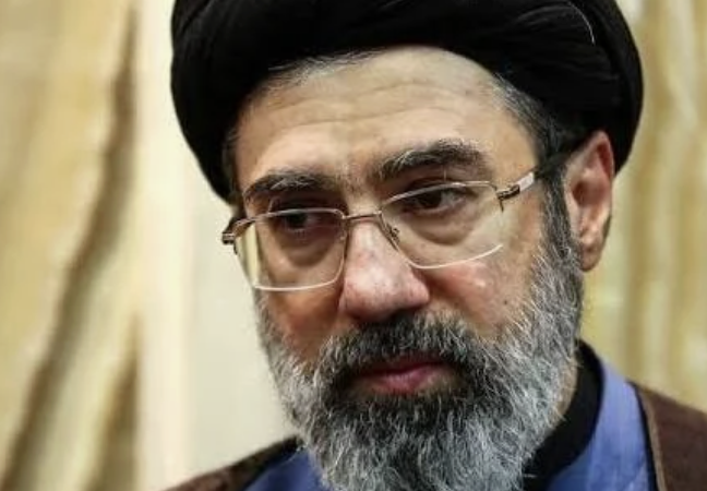 伊朗新最高領袖首度公開表態：霍爾木茲海峽封鎖「將持續施壓」，威脅攻擊美軍基地