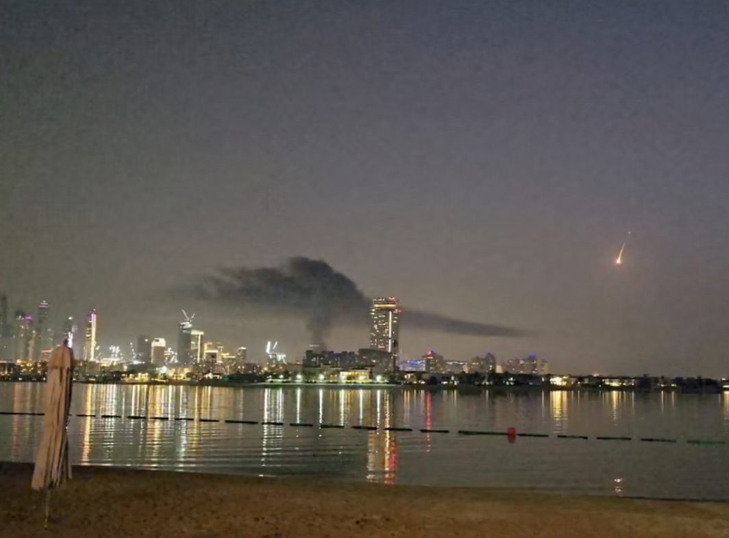 杜拜遭飛彈碎片擊中：CZ 現場報平安，全球加密重鎮首度受戰火波及