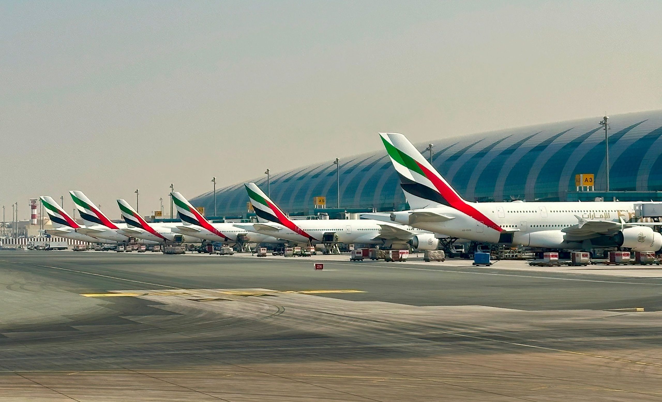 杜拜機場遭無人機攻擊起火！民航局宣布航班全面停飛