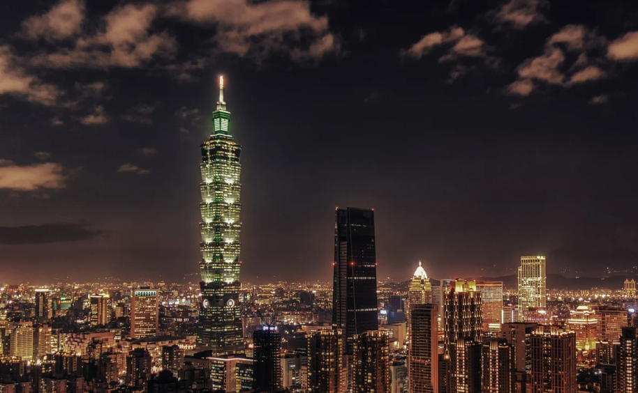 油價飆升，新台幣貶至 32，台灣今年可能升息？