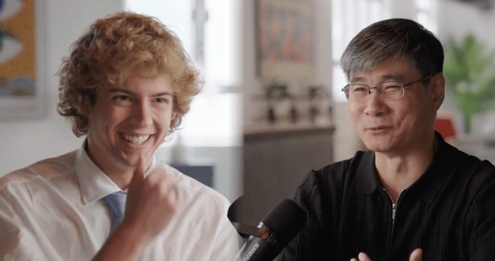 曾精準預言美伊開戰！紅遍全美的江教授再語出驚人：美國 CIA 發明了比特幣