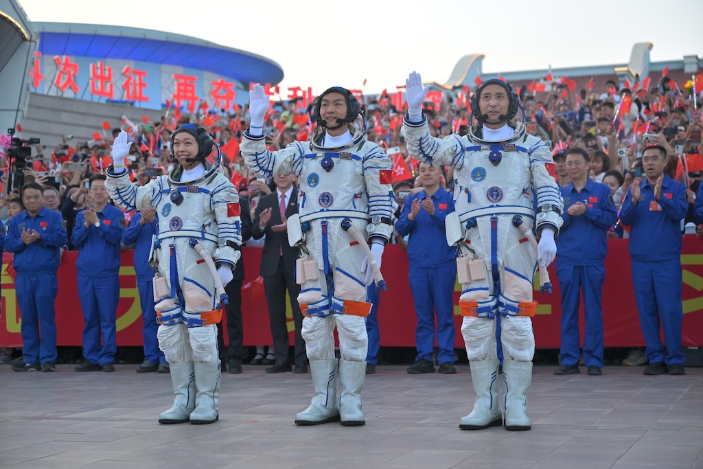 美中太空競賽升溫！中國「神舟 23 號」成功發射，首度挑戰太空駐留一年紀錄