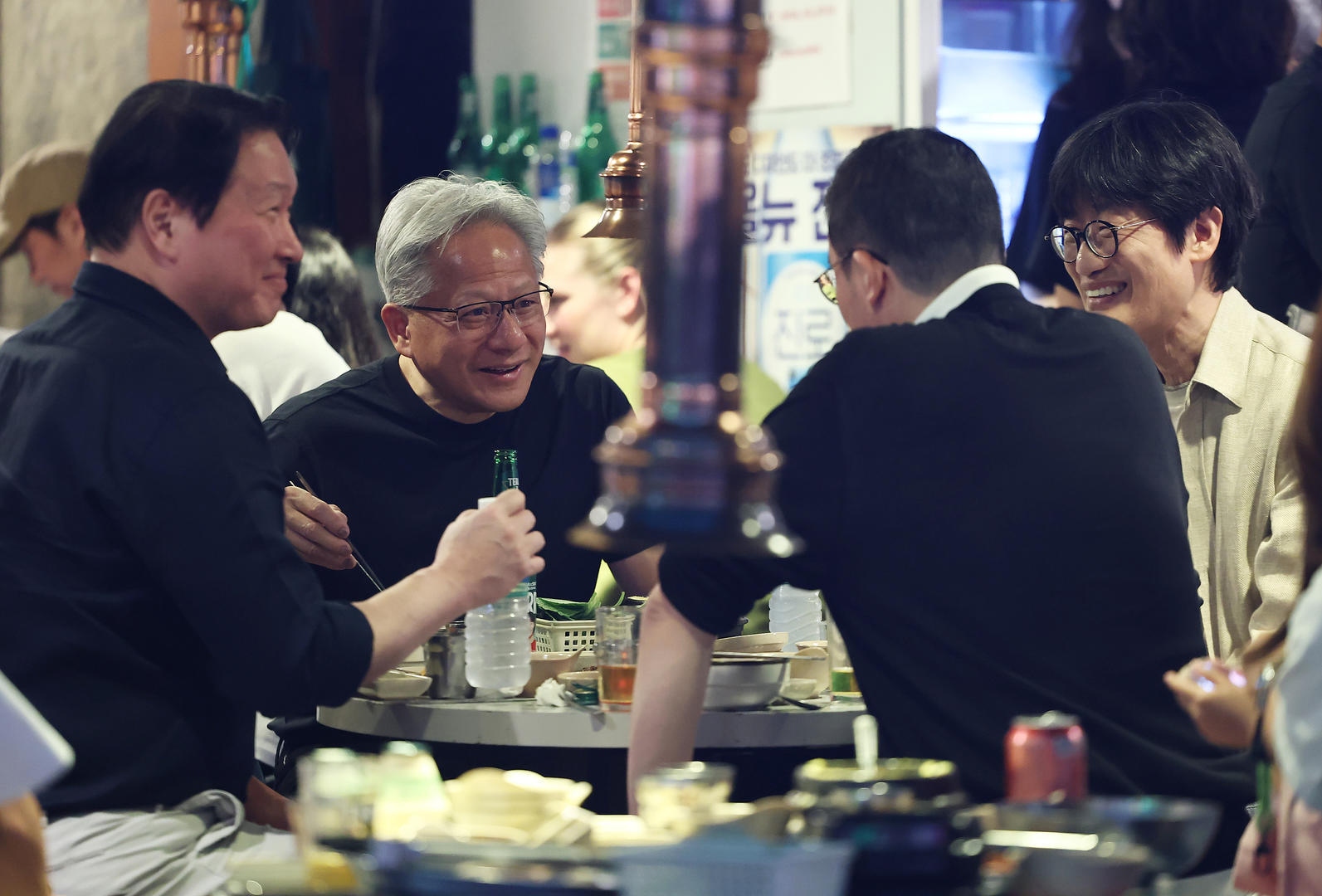 黃仁勳談 AI 科技股拋售潮：絕佳的買進機會、現在折扣價很便宜