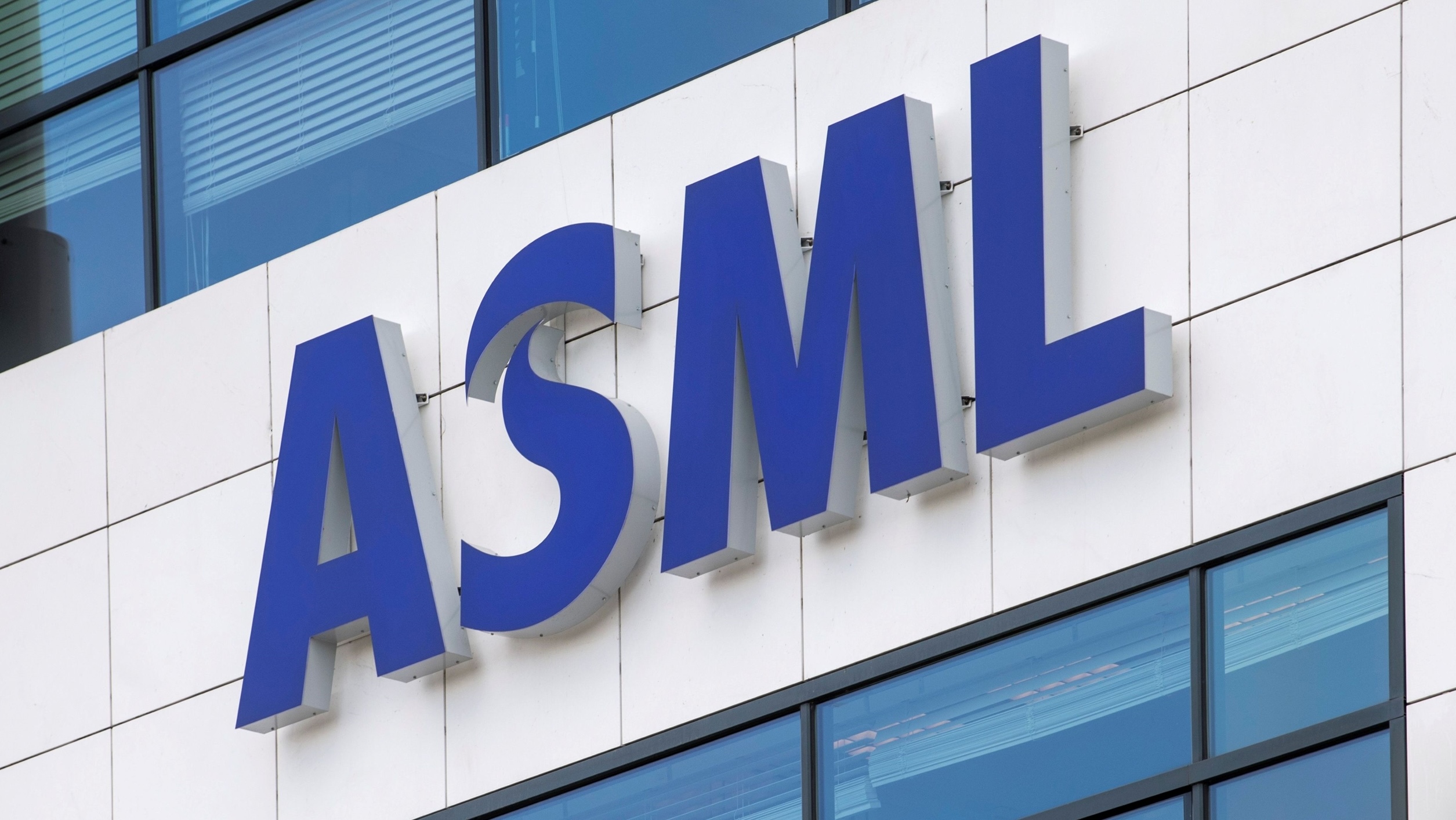 台積電、三星搶擴產，微影設備龍頭 ASML 全年營收上調 16%