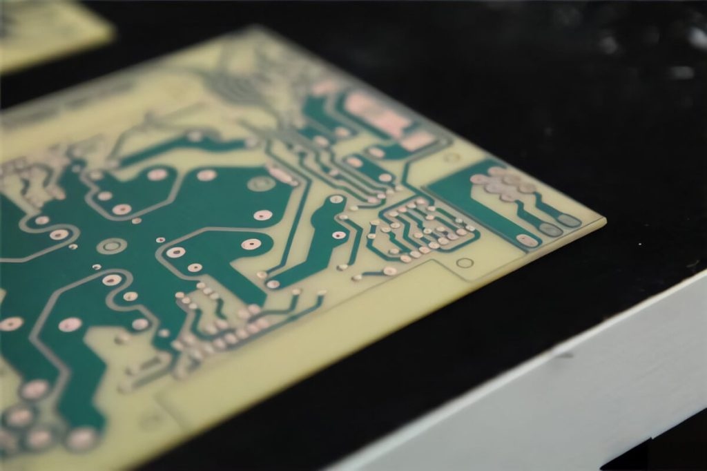 外資曝 PTFE 混壓仍是輝達主力 PCB 解方：HC 認證進度落後三個月