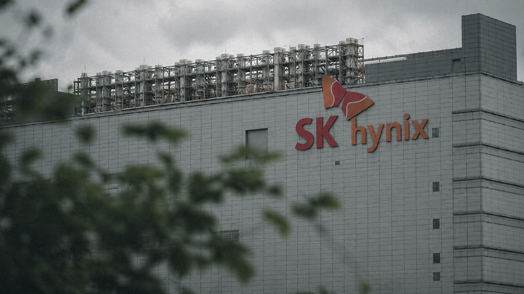 SK 海力士拿在美建廠當籌碼，籲美國晶片設備放寬出口中國大連廠